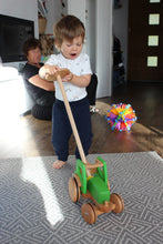 Lade das Bild in den Galerie-Viewer, Holztraktor - MIO mit Lenkstange