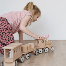 Lade das Bild in den Galerie-Viewer, Holzzug - Holzeisenbahn Set (Lokomotive aus Holz + Personenwagen)
