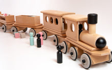 Lade das Bild in den Galerie-Viewer, Holzzug - Holzeisenbahn Personenwagen mit Figuren
