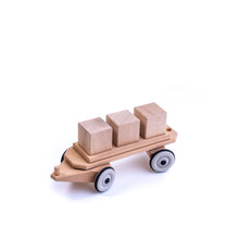 Lade das Bild in den Galerie-Viewer, Holzzug- Holzeisenbahn Anhänger mit drei Würfeln