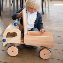 Lade das Bild in den Galerie-Viewer, Holz Rutscher Fred – Rutschauto (Skipper's Edition)