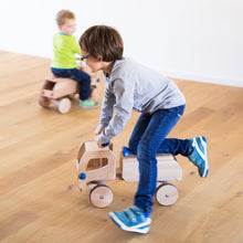 Lade das Bild in den Galerie-Viewer, Holz Rutscher Fred – Rutschauto (Skipper's Edition)