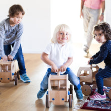 Lade das Bild in den Galerie-Viewer, Holz Rutscher Fred – Rutschauto (Skipper's Edition)