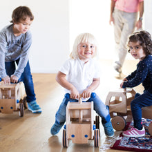 Lade das Bild in den Galerie-Viewer, Holz Rutscher Frederik – Rutschauto (SPECIAL Edition)